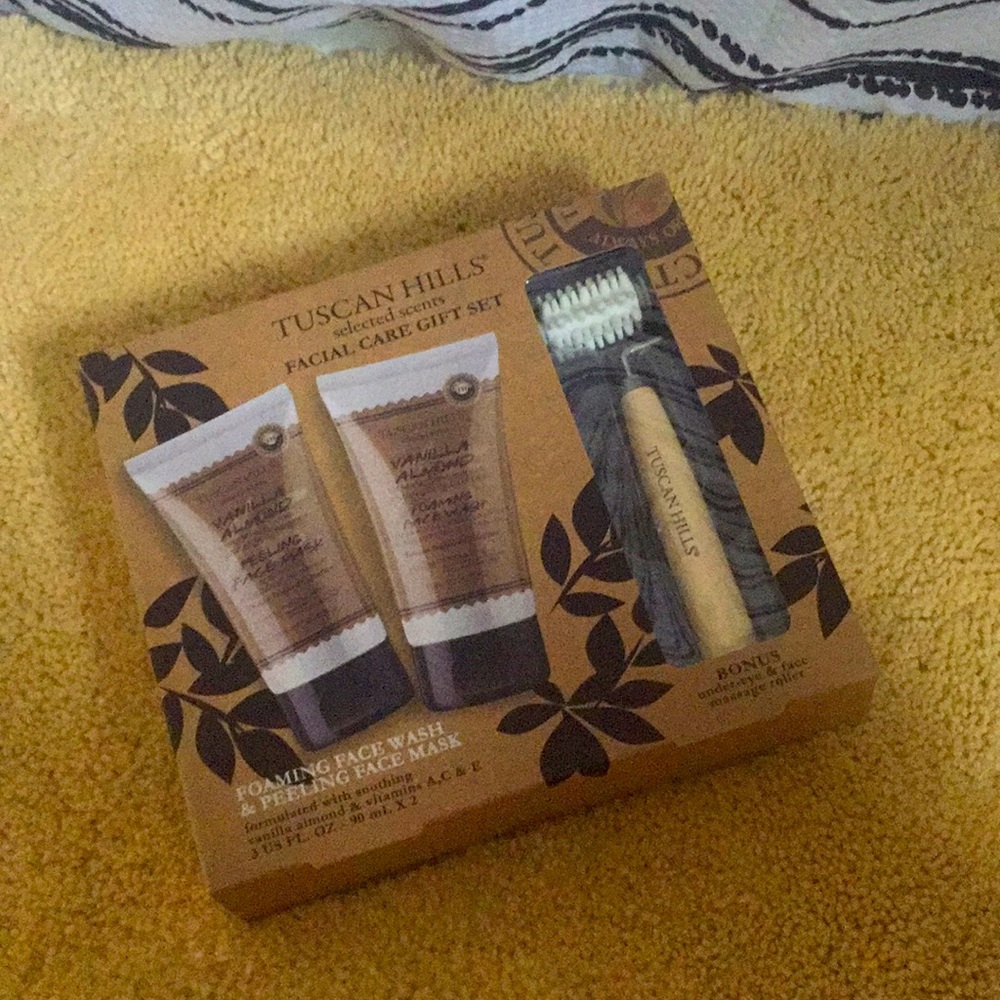 Tuscan Hills Facial Care Gift Set vanilla almond